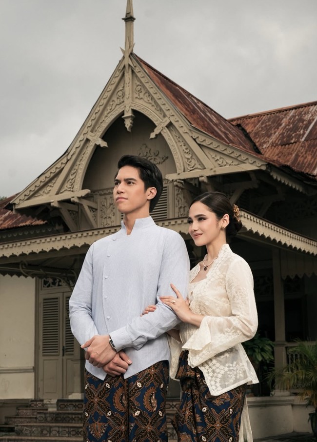 El Rumi dan Syifa Hadju kompak mengenakan busana bernuansa tradisional di pemotretan prewedding. Keduanya memadukan atasan berupa beskap dan kebaya dengan bawahan kain batik, menciptakan tampilan yang klasik sekaligus elegan. Foto: Instagram/@thebridestory