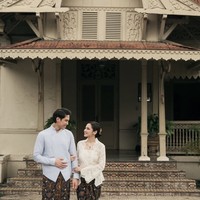 El Rumi terlihat mengenakan atasan berupa beskap modern berwarna abu-abu muda dengan potongan sederhana. Model kerah tegak dan kancing depan memberikan kesan rapi serta maskulin. Foto: Instagram/@thebridestory