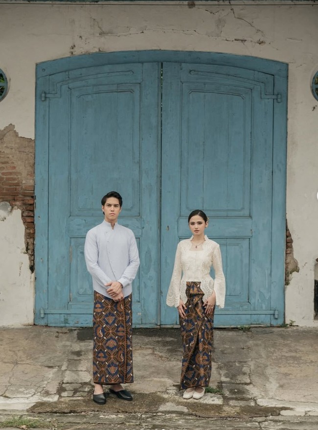 Syifa Hadju tampil anggun dalam balutan kebaya putih berbahan lace atau brokat. Potongan kebaya yang pas di tubuh membuat penampilannya terlihat feminin dan elegan. Foto: Instagram/@thebridestory