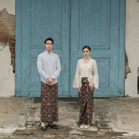 Syifa Hadju tampil anggun dalam balutan kebaya putih berbahan lace atau brokat. Potongan kebaya yang pas di tubuh membuat penampilannya terlihat feminin dan elegan. Foto: Instagram/@thebridestory
