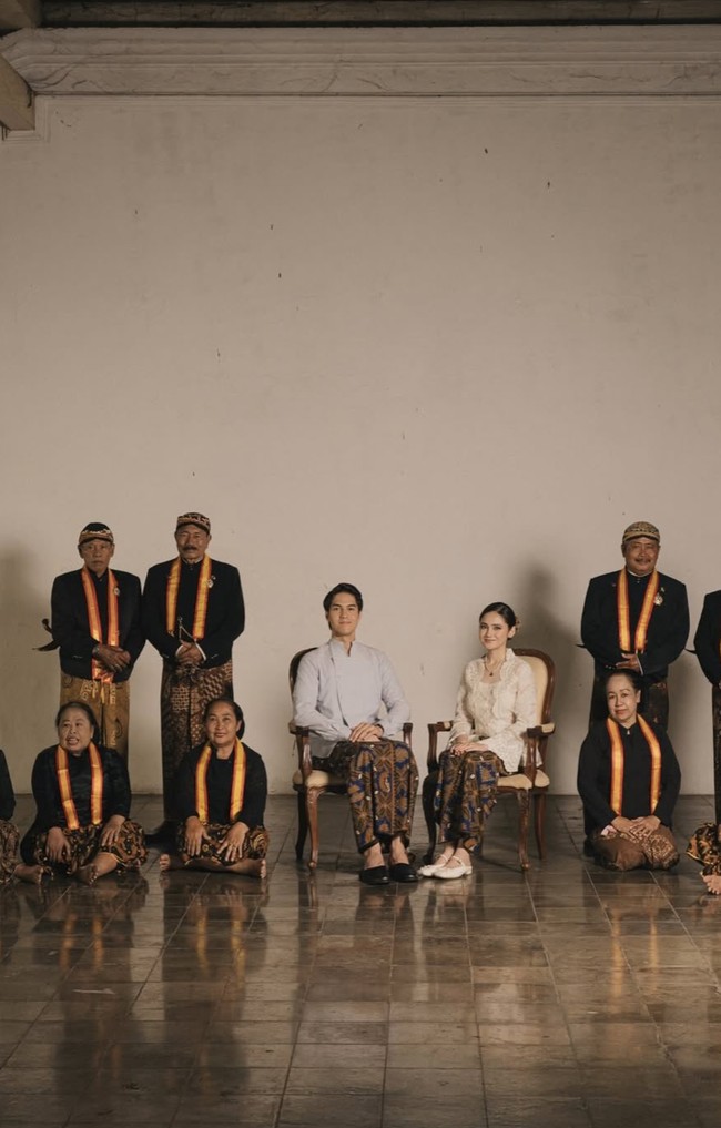 Kebaya Syifa memiliki detail lengan yang sedikit melebar di bagian ujung, memberikan sentuhan klasik sekaligus mempermanis siluetnya. Foto: Instagram/@thebridestory