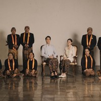 Kebaya Syifa memiliki detail lengan yang sedikit melebar di bagian ujung, memberikan sentuhan klasik sekaligus mempermanis siluetnya. Foto: Instagram/@thebridestory