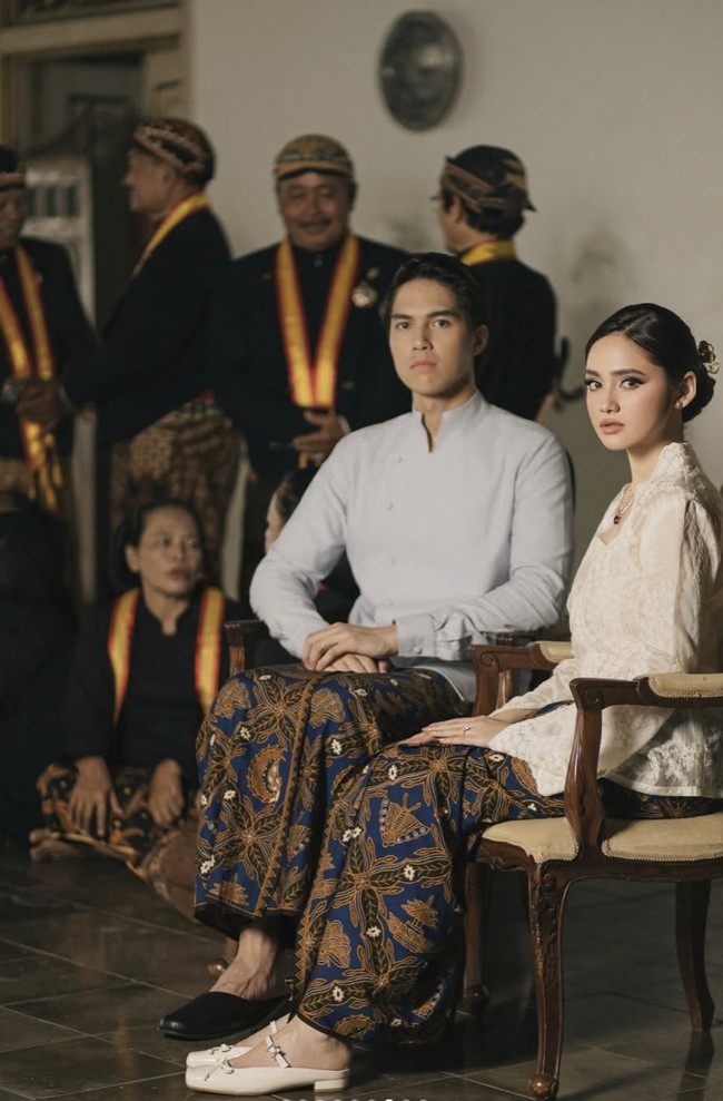 Syifa menata rambutnya dengan gaya sanggul rendah yang rapi. Tatanan ini semakin menonjolkan kesan tradisional sekaligus memperlihatkan sisi elegannya. Foto: Instagram/@thebridestory