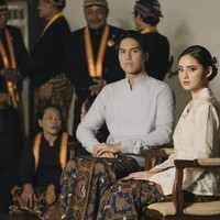 Syifa menata rambutnya dengan gaya sanggul rendah yang rapi. Tatanan ini semakin menonjolkan kesan tradisional sekaligus memperlihatkan sisi elegannya. Foto: Instagram/@thebridestory