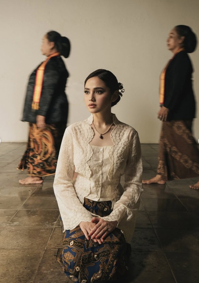 Riasan wajah Syifa Hadju terlihat mengusung konsep soft glam yang lembut dan natural. Complexion tampak flawless dengan foundation halus dan sentuhan blush pink yang memberi kesan segar. Area mata dipertegas dengan eyeshadow bernuansa cokelat lembut serta eyeliner tipis yang membuat tatapannya terlihat tajam namun tetap elegan. Alisnya dibentuk rapi natural, sementara lipstik berwarna nude pink melengkapi keseluruhan tampilan sehingga terlihat anggun dan klasik. Foto: Instagram/@thebridestory