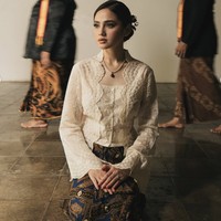 Riasan wajah Syifa Hadju terlihat mengusung konsep soft glam yang lembut dan natural. Complexion tampak flawless dengan foundation halus dan sentuhan blush pink yang memberi kesan segar. Area mata dipertegas dengan eyeshadow bernuansa cokelat lembut serta eyeliner tipis yang membuat tatapannya terlihat tajam namun tetap elegan. Alisnya dibentuk rapi natural, sementara lipstik berwarna nude pink melengkapi keseluruhan tampilan sehingga terlihat anggun dan klasik. Foto: Instagram/@thebridestory