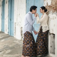 Pemotretan dilakukan di depan bangunan rumah bergaya klasik dengan ornamen ukiran khas. Atap tua dan detail arsitekturnya memberikan nuansa heritage yang memperkuat konsep tradisional. Foto: Instagram/@thebridestory