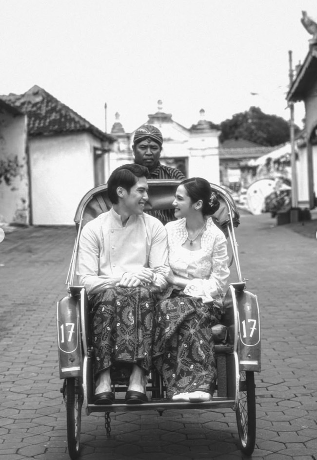 Sebagai pasangan yang akan segera menikah, keduanya juga memamerkan pose-pose romantis mereka. Dalam beberapa foto terlihat keduanya yang saling bertatapan mesra. Foto: Instagram/@thebridestory