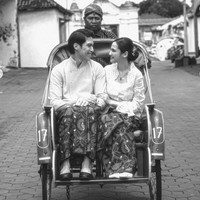 Sebagai pasangan yang akan segera menikah, keduanya juga memamerkan pose-pose romantis mereka. Dalam beberapa foto terlihat keduanya yang saling bertatapan mesra. Foto: Instagram/@thebridestory