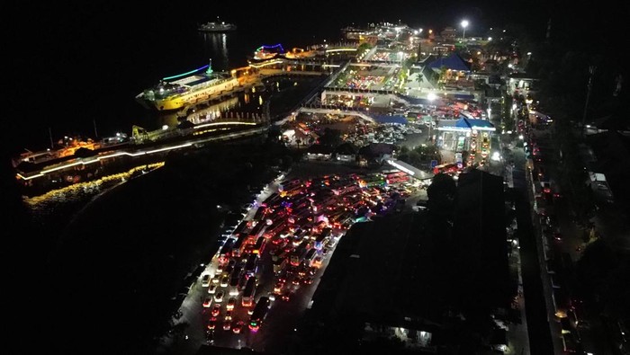Foto udara sejumlah kendaraan antre memasuki kapal di Pelabuhan Gilimanuk, Jembrana, Bali, Sabtu (14/3/2026).   Memasuki H-7 Lebaran, arus mudik melalui Pelabuhan Gilimanuk menuju Pelabuhan Ketapang terpantau padat oleh kendaraan pribadi, bus, dan se