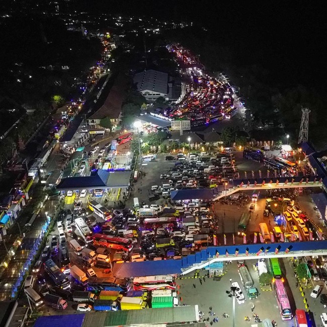 Foto Udara Antrean Kendaraan Pemudik Padati Pelabuhan Gilimanuk
