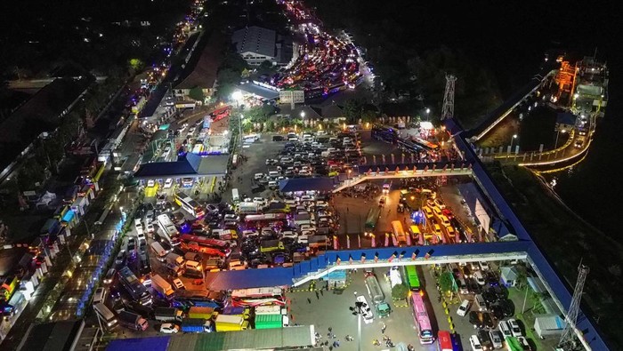 Foto udara sejumlah kendaraan antre memasuki kapal di Pelabuhan Gilimanuk, Jembrana, Bali, Sabtu (14/3/2026).   Memasuki H-7 Lebaran, arus mudik melalui Pelabuhan Gilimanuk menuju Pelabuhan Ketapang terpantau padat oleh kendaraan pribadi, bus, dan se