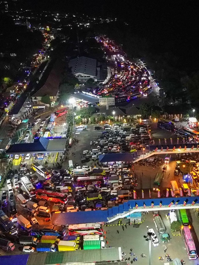 Foto Udara Antrean Kendaraan Pemudik Padati Pelabuhan Gilimanuk