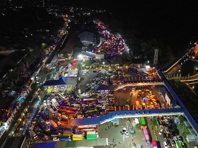 Foto Udara Antrean Kendaraan Pemudik Padati Pelabuhan Gilimanuk