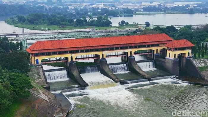 Gambar udara Bendung Walahar, Kabupaten Karawang, saat peringatan 100 tahun Bendung Walahar.
