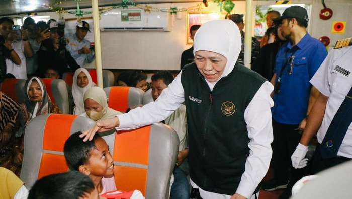 Gubernuhr Jatim Khofifah menyapa penumpang mudik gratis di Pelabuhan Jangkar Situbondo