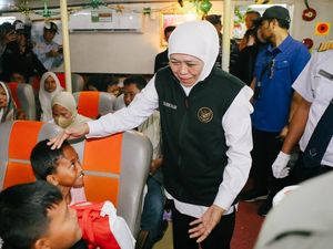 Khofifah Berangkatkan Warga Mudik Gratis Kapal Laut di Pelabuhan Jangkar