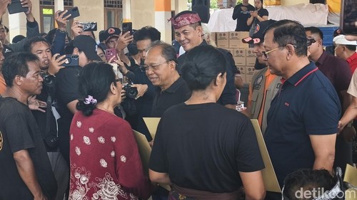Gubernur Bali Wayan Koster saat menyerahkan bantuan untuk warga terdampak banjir bandang di Kabupaten Buleleng, Bali, Minggu (15/3/2026). (Foto: Made Wijaya Kusuma/detikBali)
