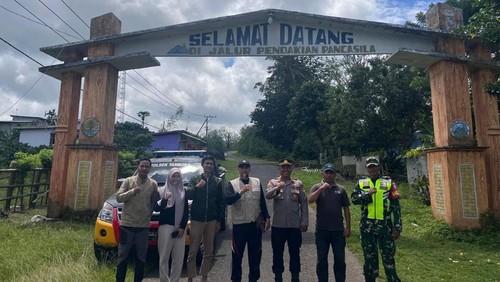 Forkopimcam Tambora bersama jajaran TN Gunung Tambora, memasang spanduk imbauan, Sabtu (14/3/2026). (Dok. Polsek Tambora)