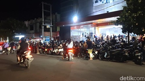 H-5 jelang Lebaran 2026, sejumlah toko fashion di Mataram ramai pengunjung, Minggu (15/3/2026). Nathea Citra/detikBali