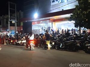 THR Cair, Warga Mataram Berburu Baju Lebaran hingga Bikin Macet