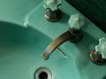 Cara Ampuh Hilangkan Karat pada Perlengkapan Kamar Mandi, Bisa Pakai Lemon