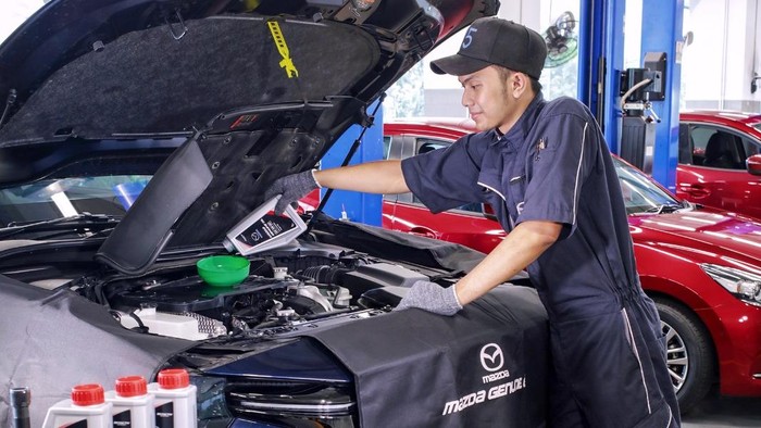 Ilustrasi perawatan dan servis mobil Mazda