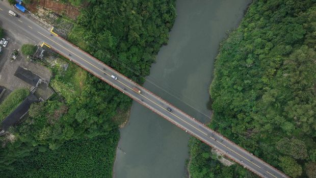 Pemudik sepeda motor melintas di jalan kawasan Jembatan Rajamandala, Kabupaten Cianjur, Jawa Barat, Sabtu (14/3/2026). Jalur lama Jakarta-Bandung via Cianjur tersebut menjadi alternatif pemudik menghindari kemacetan di jalur utama, sekaligus menghadirkan suasana nostalgia dalam perjalanan dengan deretan warung tempat pengendara singgah untuk makan dan beristirahat. ANTARA FOTO/Bayu Pratama S/hma/tom.