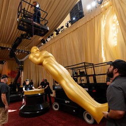 Jelang Oscar 2026, Patung Ikonik Dipasang di Karpet Merah