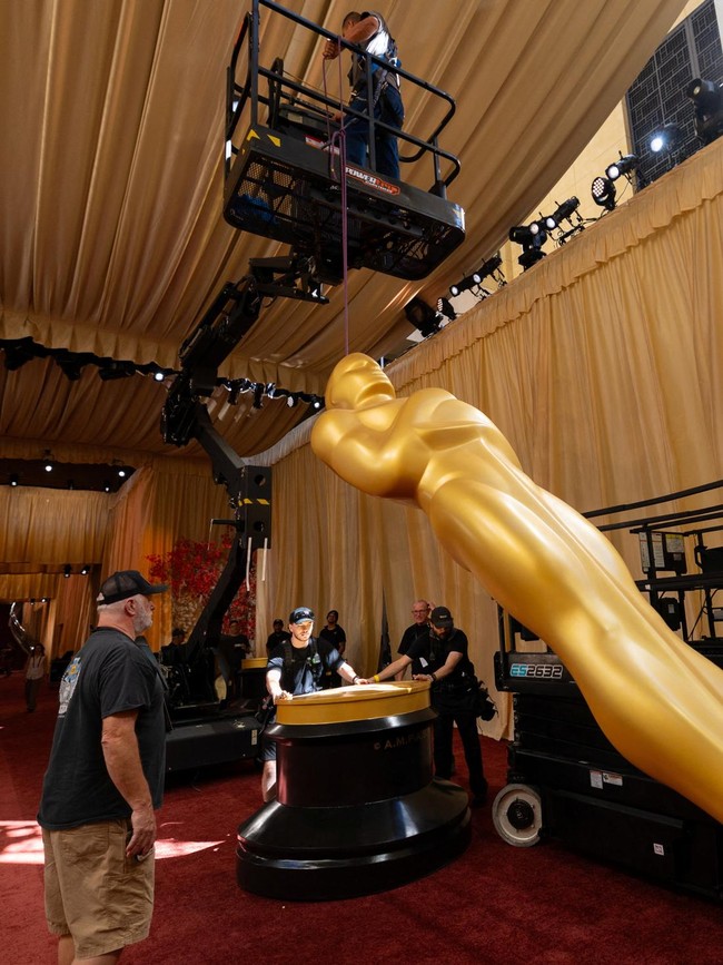 Jelang Oscar 2026, Patung Ikonik Dipasang di Karpet Merah