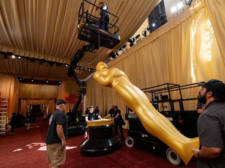 Jelang Oscar 2026, Patung Ikonik Dipasang di Karpet Merah