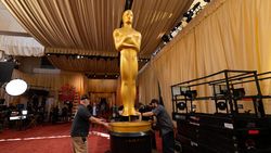 Jelang Oscar 2026, Patung Ikonik Dipasang di Karpet Merah