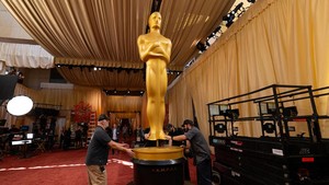Dua patung Oscar raksasa berdiri di ujung karpet merah sebagai bagian dari persiapan penyelenggaraan Academy Awards. Foto: REUTERS/Mike Blake