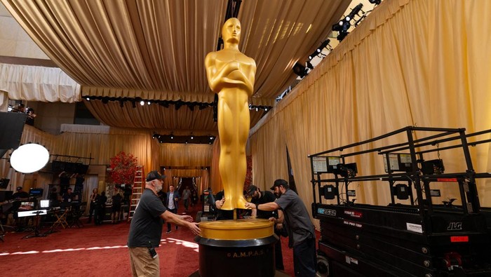 A large Oscar themed decoration is moved into place on the red carpet as preparations for the 98th Academy Awards continue in Los Angeles, California, U.S., March 14, 2026.   REUTERS/Mike Blake