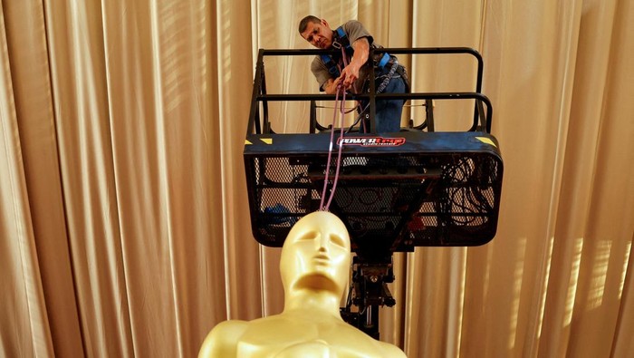 Workers transport a large Oscar themed decoration outside the red carpet as preparations for the 98th annual Academy Awards ceremony get underway in Los Angeles, California, U.S., March 14, 2026. REUTERS/Caroline Brehman
