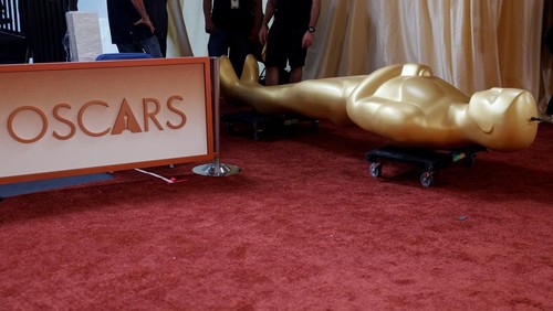 Workers transport a large Oscar themed decoration outside the red carpet as preparations for the 98th annual Academy Awards ceremony get underway in Los Angeles, California, U.S., March 14, 2026. REUTERS/Caroline Brehman