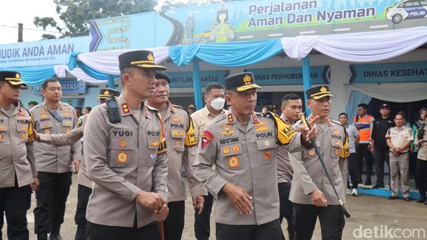 Kapolda Jabar saat mengecek arus mudik di Garut