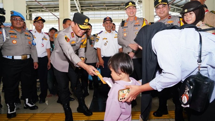 Kapolda Metro Jaya Irjen Asep Edi Suheri telah melaksanakan peninjauan langsung ke sejumlah simpul transportasi utama di Jakarta pada Sabtu (14/3). (Dok istimewa).