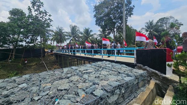 Kapolda Riau Irjen Pol Herry Heryawan mengecek kesiapan akhir jembatan di Kampar sebelum diresmikan Kapolri Jenderal Listyo Sigit Prabowo, Minggu (15/3/2026).