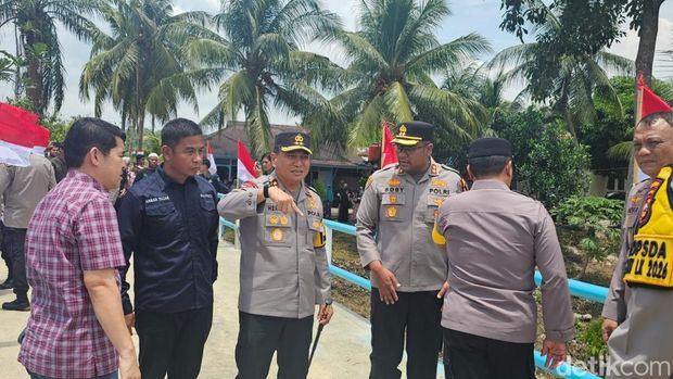 Kapolda Riau Irjen Pol Herry Heryawan mengecek kesiapan akhir jembatan di Kampar sebelum diresmikan Kapolri Jenderal Listyo Sigit Prabowo, Minggu (15/3/2026).