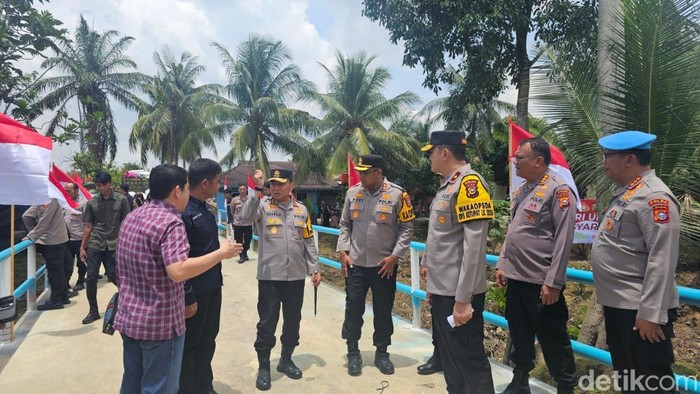 Kapolda Riau Irjen Pol Herry Heryawan mengecek kesiapan akhir jembatan di Kampar sebelum diresmikan Kapolri Jenderal Listyo Sigit Prabowo, Minggu (15/3/2026).