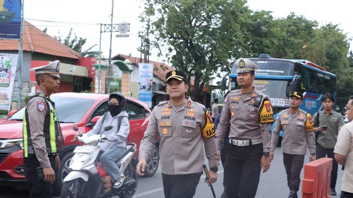 Kapolres Lamongan saat mengecek Pospam Babat dan memastikan semua personel siap hadapi arus mudik Lebaran 2026.
