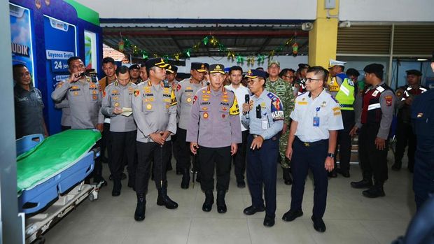 Kapolri Jenderal Polisi Listyo Sigit Prabowo melanjutkan peninjauan arus mudik Lebaran 2026 dengan menyambangi Terminal Purabaya, Jawa Timur
