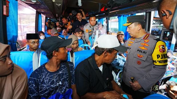 Kapolri Jenderal Polisi Listyo Sigit Prabowo melanjutkan peninjauan arus mudik Lebaran 2026 dengan menyambangi Terminal Purabaya, Jawa Timur