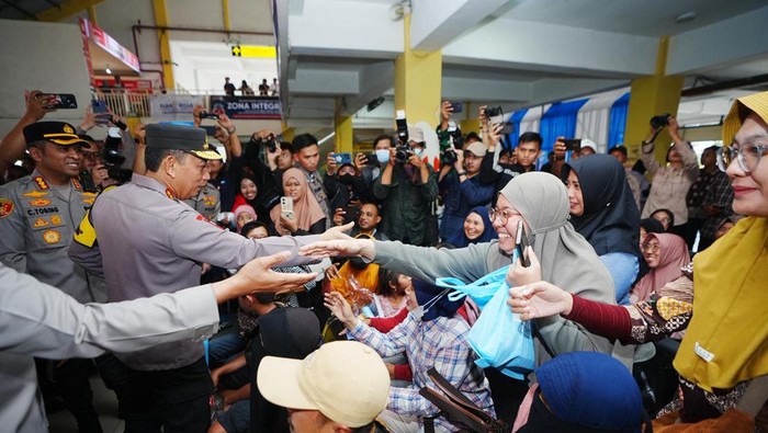 Kapolri Jenderal Polisi Listyo Sigit Prabowo meninjau langsung kesiapan arus mudik Lebaran 2026 di Terminal Tipe A Purabaya, Sidoarjo, Jawa Timur. (Dok istimewa).
