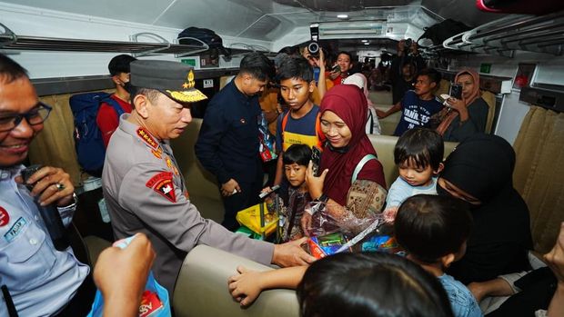 Kapolri Jenderal Polisi Listyo Sigit Prabowo pagi ini meninjau langsung kesiapan arus mudik Lebaran 2026 di Stasiun Besar Surabaya Gubeng, Jawa Timur. (Dok istimewa).
