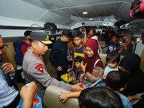 Tinjau Arus Mudik, Kapolri Ungkap Penumpang di Stasiun Gubeng Meningkat 11%