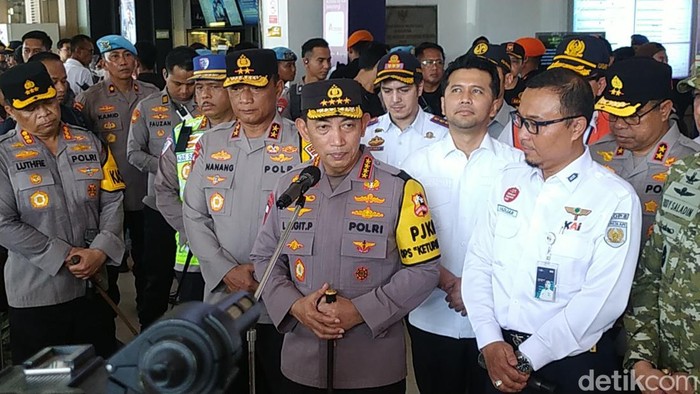 Kapolri saat kunjungan di Stasiun Gubeng