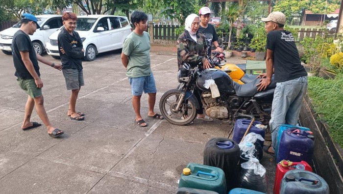 Kapolsek Pontianak Selatan AKP Inayatun Nurhasanah meminta keterangan warga yang diduga menyalahgunakan BBM. (Dok Humas Polresta Pontianak)