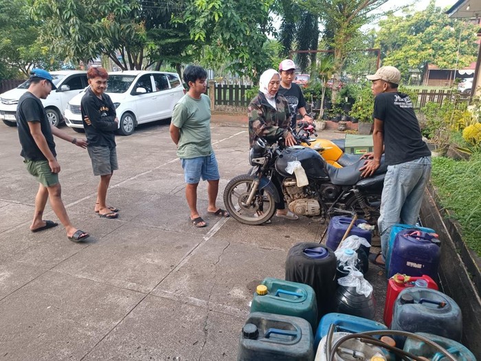 Kapolsek Pontianak Selatan AKP Inayatun Nurhasanah meminta keterangan warga yang diduga menyalahgunakan BBM. (Dok Humas Polresta Pontianak)